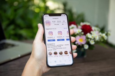 Koh Samui, Tayland - 23 Mart 2018: kadın el iphone X sosyal ağ hizmeti Instagram üstünde belgili tanımlık perde ile tutarak. iPhone 10 oluşturuldu ve Apple Inc tarafından geliştirildi.