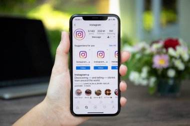 Koh Samui, Tayland - 23 Mart 2018: kadın el iphone X sosyal ağ hizmeti Instagram üstünde belgili tanımlık perde ile tutarak. iPhone 10 oluşturuldu ve Apple Inc tarafından geliştirildi.