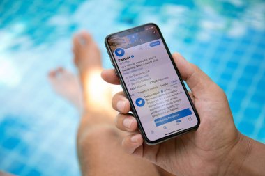 Koh Samui, Tayland - 22 Mart 2018: Ekranda Twitter sosyal ağ hizmeti ile adam el holding iphone X. iPhone 10 oluşturuldu ve Apple Inc tarafından geliştirildi.