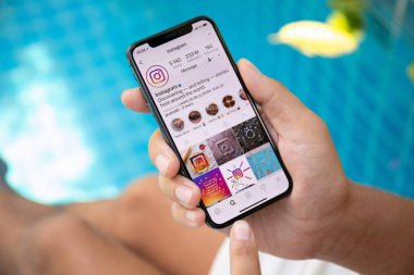 Koh Samui, Tayland - 22 Mart 2018: sosyal ağ hizmeti Instagram üstünde belgili tanımlık perde ile iphone X tutan adam el. iPhone 10 oluşturuldu ve Apple Inc tarafından geliştirildi.