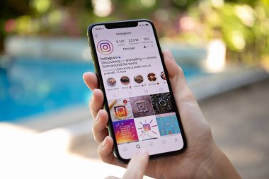 Koh Samui, Tayland - 21 Mart 2018: kadın el iphone X sosyal ağ hizmeti Instagram üstünde belgili tanımlık perde ile tutarak. iPhone 10 oluşturuldu ve Apple Inc tarafından geliştirildi.