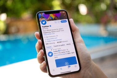 Koh Samui, Tayland - 21 Mart 2018: Ekranda Twitter sosyal ağ hizmeti ile kadın el holding iphone X. iPhone 10 oluşturuldu ve Apple Inc tarafından geliştirildi.