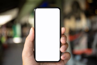 adam el telefon ile izole perde bir şehir arka plan üzerinde sokak tutarak