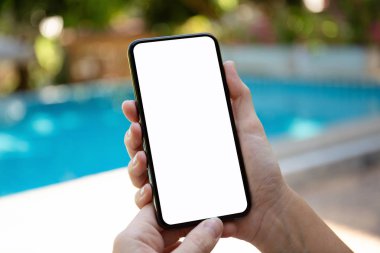 telefon ile izole perde havuzun arka planda tutan eller