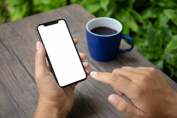 Manliga Händer Håller Telefonen Med Isolerade Skärm Över Ett Bord — Stockfoto