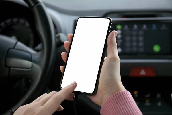 Γυναίκες Χέρι Που Κρατά Τηλέφωνο Απομονωμένες Οθόνη Στο Αυτοκίνητο — Φωτογραφία Αρχείου