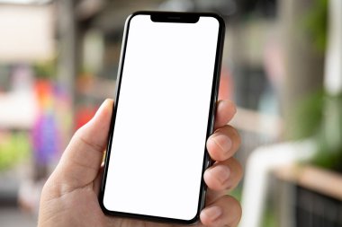 adam el telefon ile izole perde bir şehir arka plan üzerinde sokak tutarak