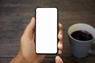 Telefon ile izole perde masayı holding erkek eller