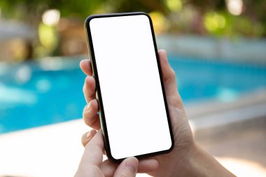 telefon ile izole perde havuzun arka planda tutan eller