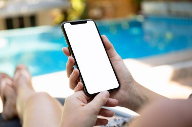 kadın tarafından telefon ile izole bir perde holding havuzu