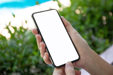 telefon ile izole perde Bahçe arka planda tutan eller