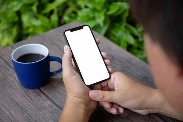 Manos Masculinas Sosteniendo Teléfono Con Una Pantalla Aislada Sobre Una — Foto de Stock