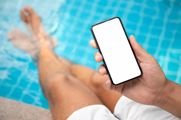 Man Bij Het Zwembad Houden Van Telefoon Met Een Geïsoleerd — Stockfoto