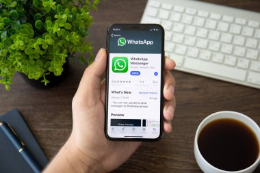 Aluşta, Rusya - 30 Temmuz 2018: sosyal ağ hizmeti Whatsapp üstünde belgili tanımlık perde ile iphone X tutan adam. iPhone 10 oluşturuldu ve Apple Inc tarafından geliştirildi.