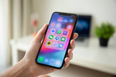 Aluşta, Rusya - 29 Temmuz 2018: kadın el iphone X sosyal ağ haberci üstünde belgili tanımlık perde ile tutarak. iPhone 10 oluşturuldu ve Apple Inc tarafından geliştirildi.