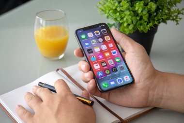 Aluşta, Rusya - 27 Temmuz 2018: Ana ekran IOS ile iphone X tutan adam el. iPhone 10 oluşturuldu ve Apple Inc tarafından geliştirildi.