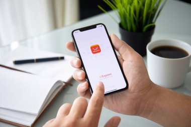 Aluşta, Rusya - 27 Temmuz 2018: Internet alışveriş hizmeti Aliexpress üstünde belgili tanımlık perde ile iphone X tutan adam. iPhone 10 oluşturuldu ve Apple Inc tarafından geliştirildi.