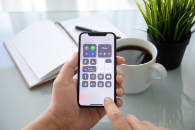 Aluşta, Rusya - 27 Temmuz 2018: Ana ekran kontrol merkezi ile iphone X tutan adam el. iPhone 10 oluşturuldu ve Apple Inc tarafından geliştirildi