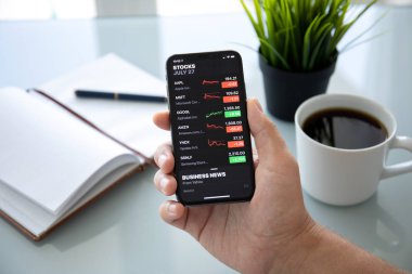 Aluşta, Rusya - 27 Temmuz 2018: iphone X Apple uygulama hisse senetleri ile ekranda holding iş adamı. iPhone 10 oluşturuldu ve Apple Inc tarafından geliştirildi.