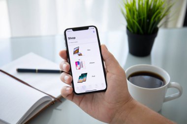 Aluşta, Rusya - 27 Temmuz 2018: iphone uygulaması Apple Store ekranında X tutan adam el. iPhone 10 oluşturuldu ve Apple Inc tarafından geliştirildi.