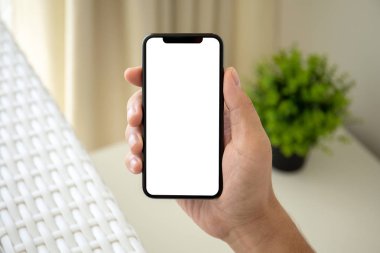 telefon ile izole perde evin odasında tutan adam el