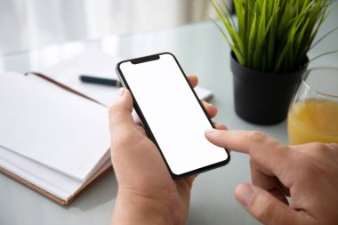 ofiste tabloda üzerinden telefon ile izole perde holding adam eller 