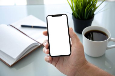 ofiste tabloda üzerinden telefon ile izole perde tutan adam el
