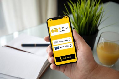 ofiste tabloda üzerinden telefon app çağrı taksi ekranda tutan adam el 