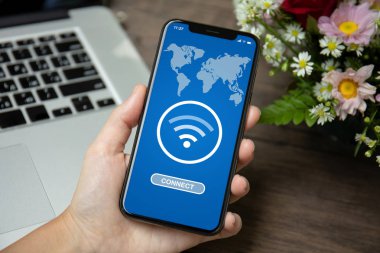 el tutma telefon app ile arama ücretsiz wi-fi ekranda Danışma dizüstü bilgisayar ve çiçekler üzerinde