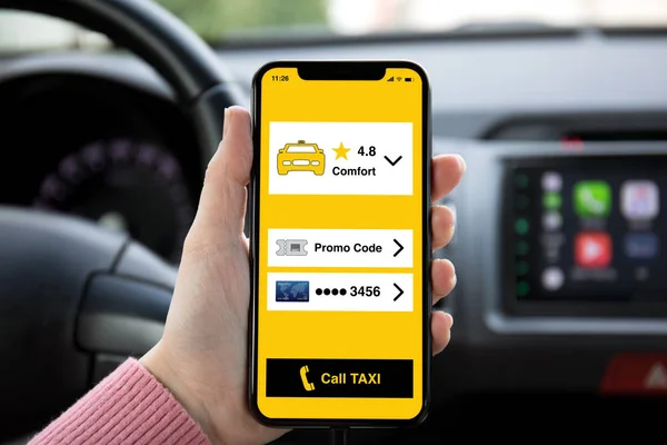 Женщины Держат Телефон Приложением Вызов Такси Экране Машине — стоковое фото