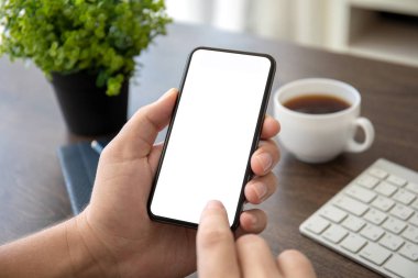 ofiste tabloda üzerinden telefon ile izole perde holding adam eller