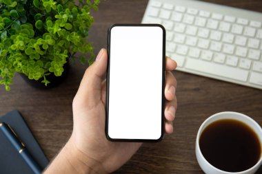 ofiste tabloda üzerinden telefon ile izole perde tutan adam el