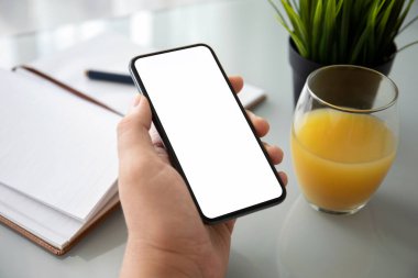 ofiste tabloda üzerinden telefon ile izole perde tutan adam el 