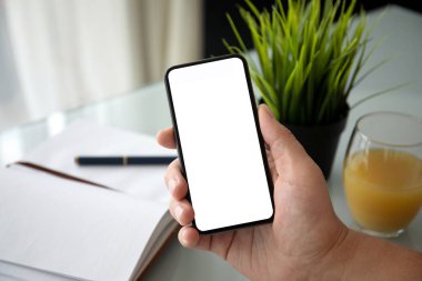 ofiste tabloda üzerinden telefon ile izole perde tutan adam el 