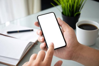 ofiste tabloda üzerinden telefon ile izole perde holding adam eller 