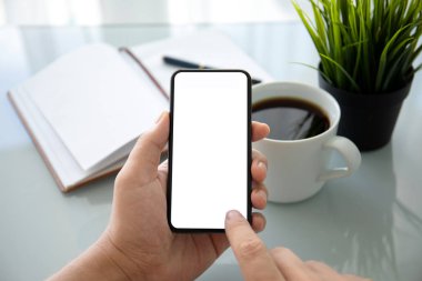 ofiste tabloda üzerinden telefon ile izole perde holding adam eller 