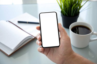 ofiste tabloda üzerinden telefon ile izole perde tutan adam el