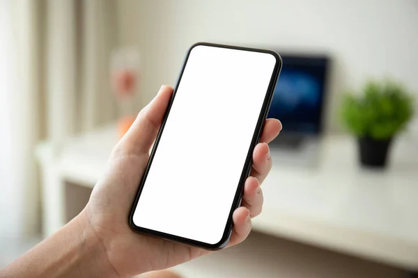 Kadın Telefon Ile Izole Perde Evin Odasında Tutarak — Stok fotoğraf