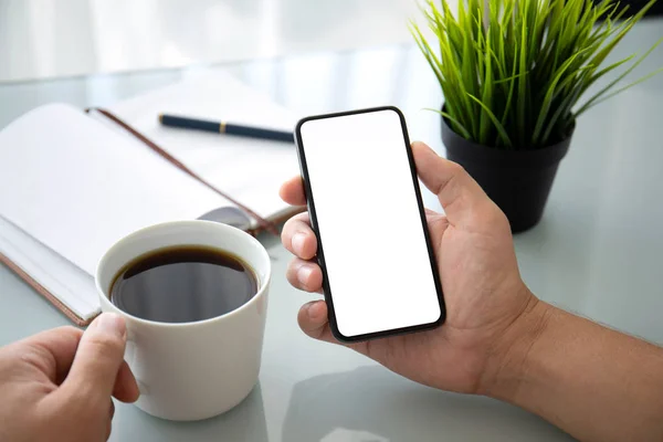 Muž Držel Telefon Izolované Obrazovky Nad Stůl Kanceláři Pití Kávy — Stock fotografie