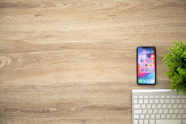 Aluşta, Rusya - 26 Ağustos 2018: iphone X ile sosyal ağ Messenger ekran ve arka plan ahşap masa üzerinde. iPhone 10 oluşturuldu ve Apple Inc tarafından geliştirildi