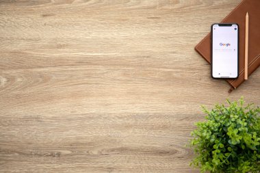 Aluşta, Rusya - 26 Ağustos 2018: iphone X ile sosyal ağ hizmeti Google ekran ve arka plan ahşap masa üzerinde. iPhone 10 oluşturuldu ve Apple Inc tarafından geliştirildi.