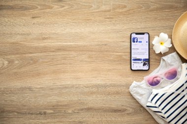 Aluşta, Rusya - 26 Ağustos 2018: iphone X sosyal ağ servisi Facebook ekran ve arka plan ahşap masa üzerinde. iPhone 10 oluşturuldu ve Apple Inc tarafından geliştirildi.