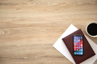 Aluşta, Rusya - 26 Ağustos 2018: iphone X ile sosyal ağ Messenger ekran ve arka plan ahşap masa üzerinde. iPhone 10 oluşturuldu ve Apple Inc tarafından geliştirildi.