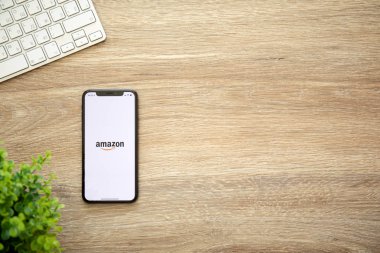Aluşta, Rusya - 22 Ağustos 2018: iphone X hizmet Amazon ekran ve arka plan ahşap masa üzerinde alışveriş Internet ile. iPhone 10 oluşturuldu ve Apple Inc tarafından geliştirildi.
