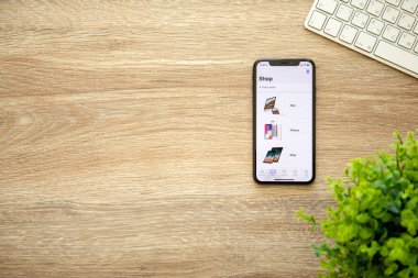 Aluşta, Rusya - 22 Ağustos 2018: iphone X uygulaması Apple Store ekran ve arka plan ahşap masanın gözünde. iPhone 10 oluşturuldu ve Apple Inc tarafından geliştirildi.