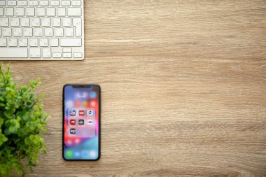 Aluşta, Rusya - 22 Ağustos 2018: iphone X ekran ve arka plan ahşap masa üzerinde popüler Haberler uygulamalarla. iPhone 10 oluşturulur ve Apple Inc tarafından geliştirildi.