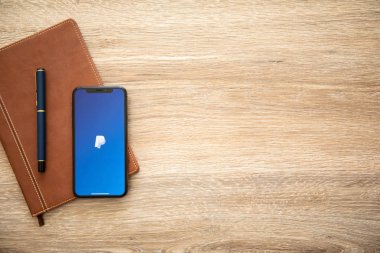 Aluşta, Rusya - 22 Ağustos 2018: iphone X ekran ve arka plan ahşap masa servisi Paypal ile. iPhone 10 oluşturuldu ve Apple Inc tarafından geliştirildi.