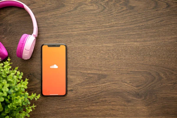 Alushta Rusia Agustus 2018 Iphone Dengan Layanan Musik Soundcloud Layar — Stok Foto