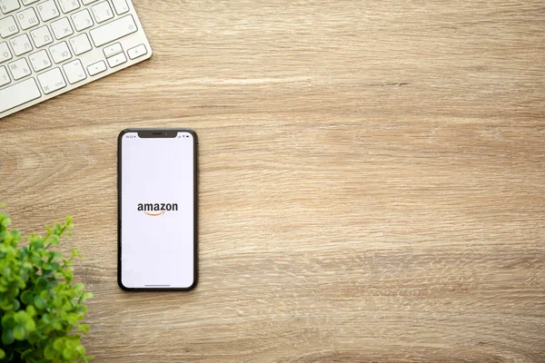Aluşta, Rusya - 22 Ağustos 2018: iphone X hizmet Amazon ekran ve arka plan ahşap masa üzerinde alışveriş Internet ile. iPhone 10 oluşturuldu ve Apple Inc tarafından geliştirildi.