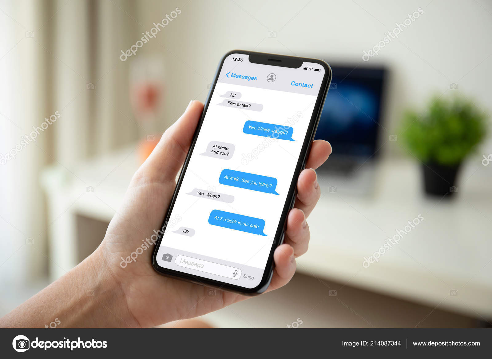 Женщина Держит Телефон Приложением Messenger Экране Комнате Дома.